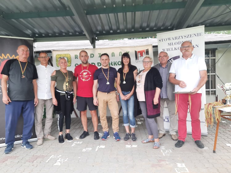 Rzucali beretem, a nawet… damską torebką