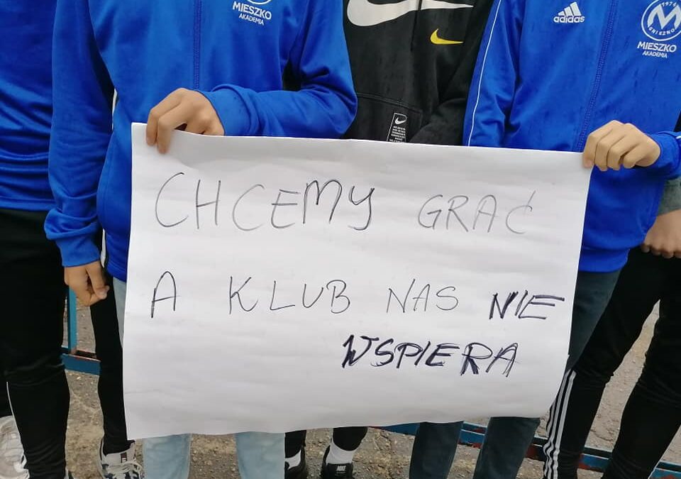 Nie pojechali na mecz, bo nie było trenera. Jest oświadczenie rodziców!