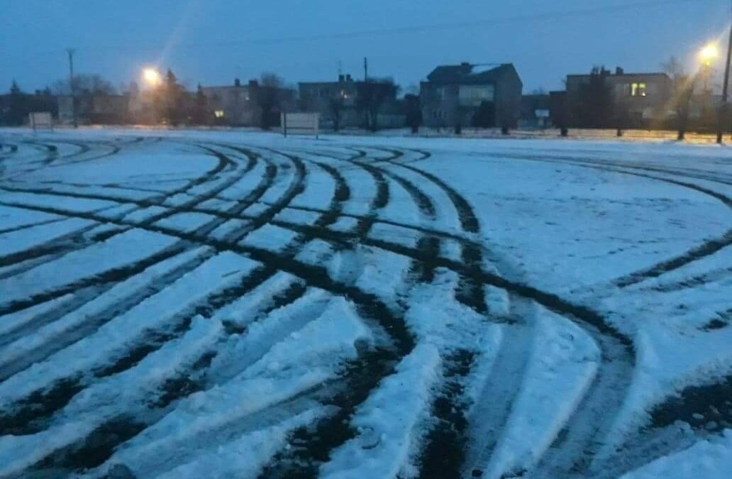 W Żydowie szukają wandali, którzy zniszczyli boisko Fary