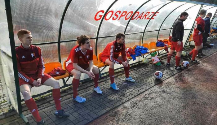 Kuriozum! Piłkarze zrzucili się, by zagrać sparing