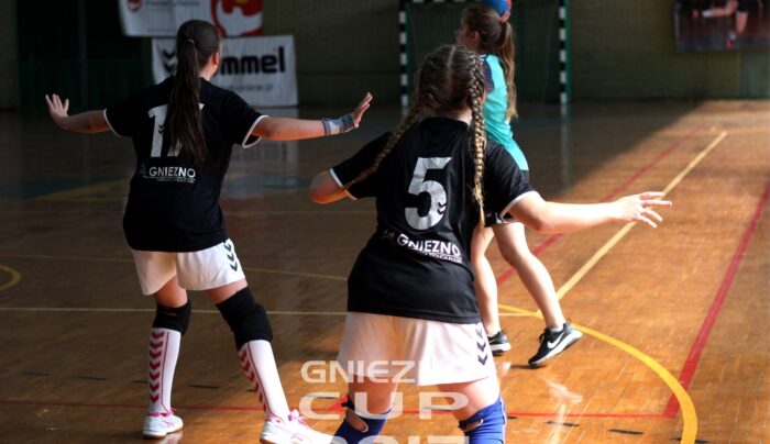 Młode szczypiornistki liderkami