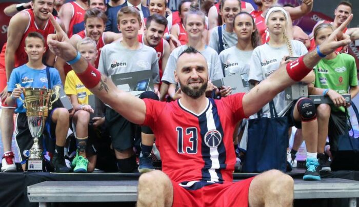 Młody gnieźnianin na parkiecie NBA! To nagroda od Gortata