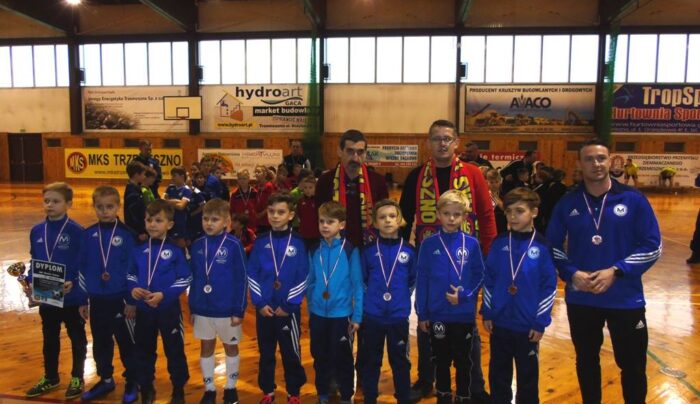 Młodzi piłkarze Mieszka na podium turnieju w Trzemesznie