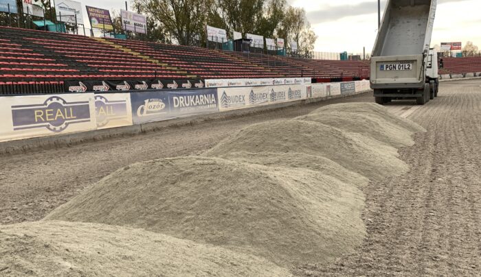 Koniec „betonozy”? Zaczęły się prace nad nową nawierzchnią