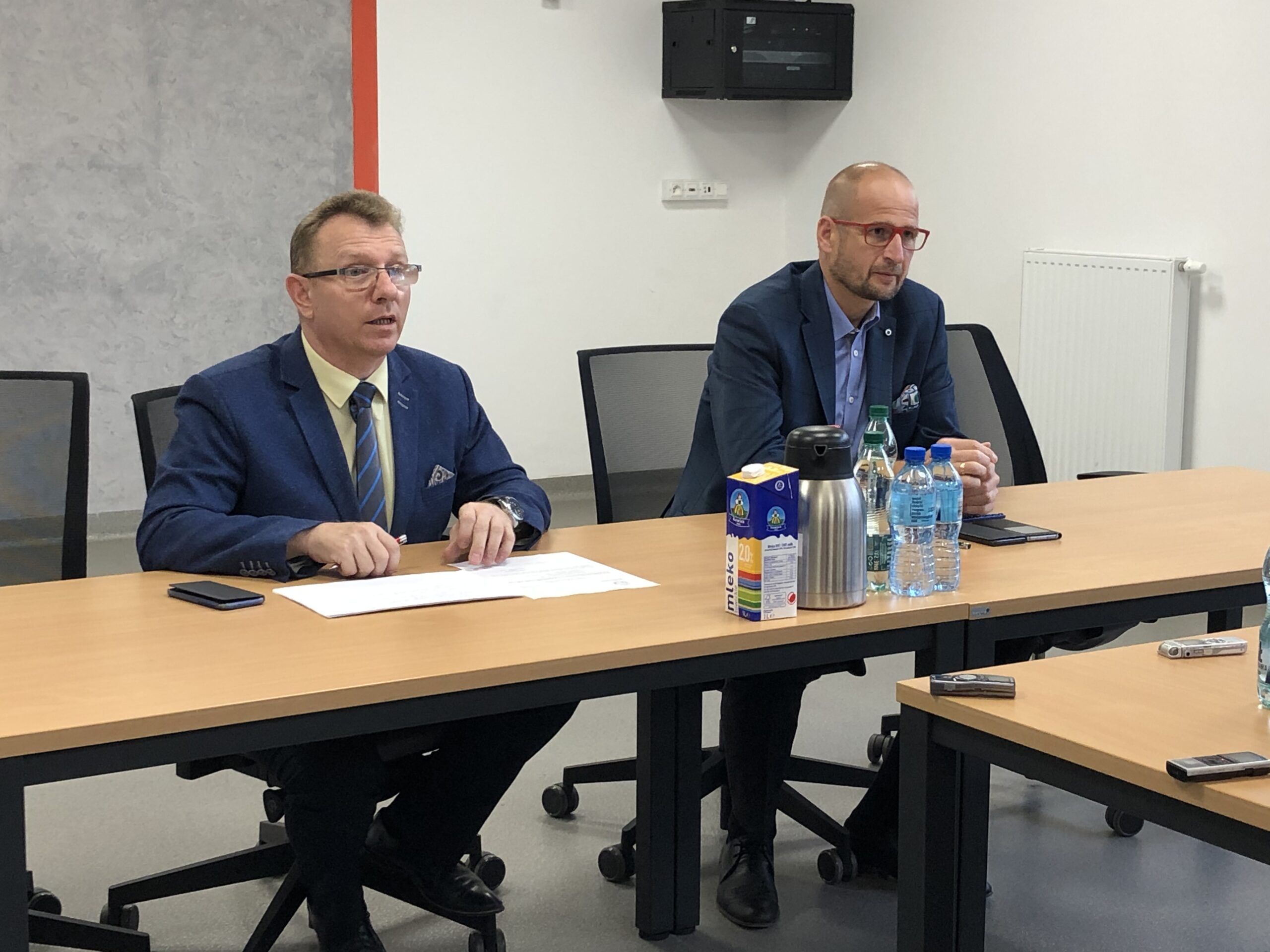 CDBD2842-5CF9-4BE8-B121-9CA56D87AA52