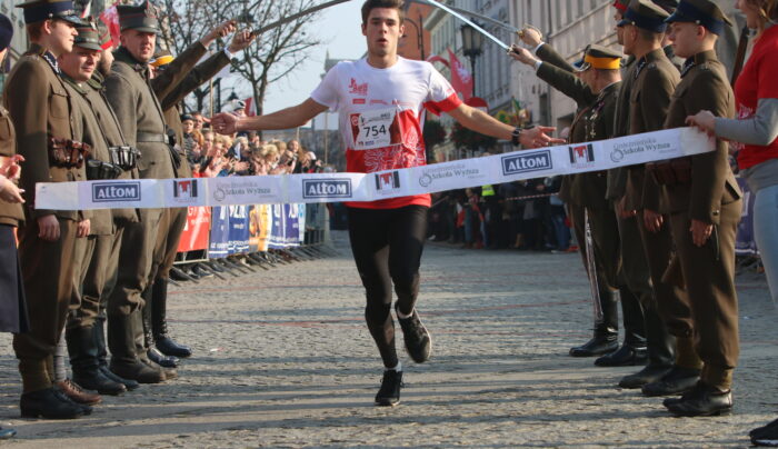 Gnieźnianin Jakub Lewandowski wygrał IV Bieg Niepodległości