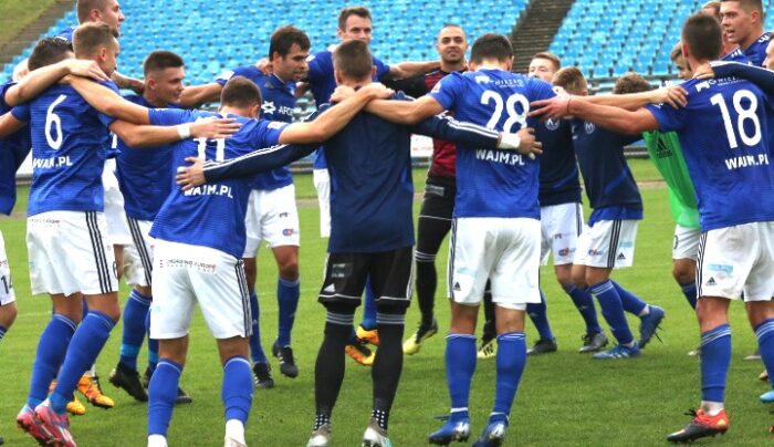 Finansowy średniak gra na nosie potentatom