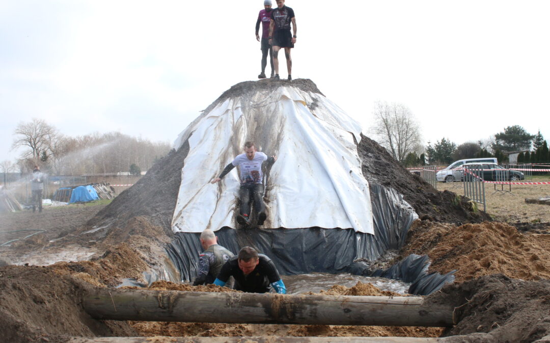 Poszli po błocie i w wodzie dla Olgi (galeria)