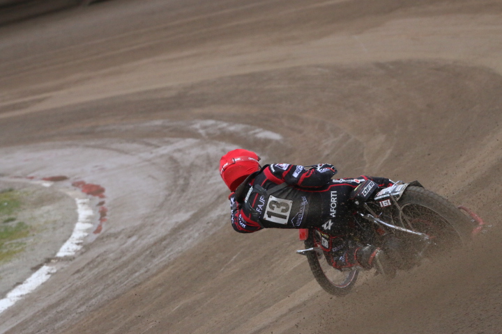 Co takiego ma pod tyłkiem Oskar Fajfer? Wyjaśniamy!