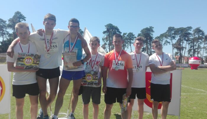 Chrobrzacy z workiem medali