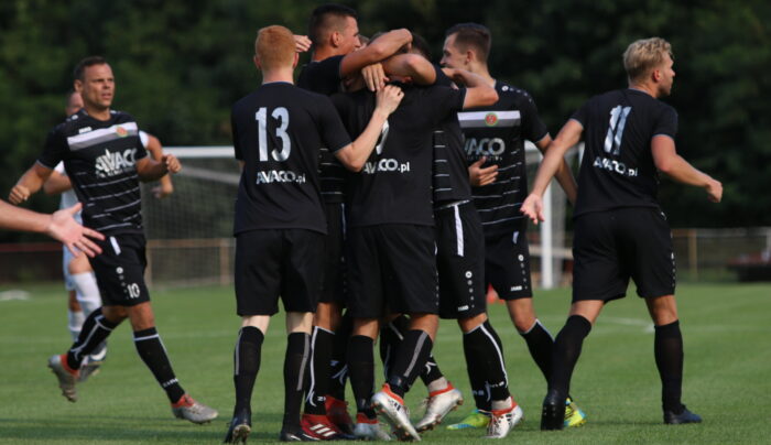 Szalony mecz w Trzemesznie! 9 goli na inaugurację IV ligi!
