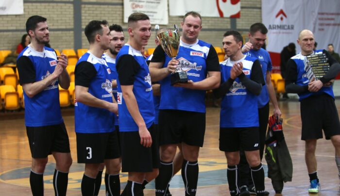 Husaria Auto Format z pucharem. Ozdobą bramka…bramkarza