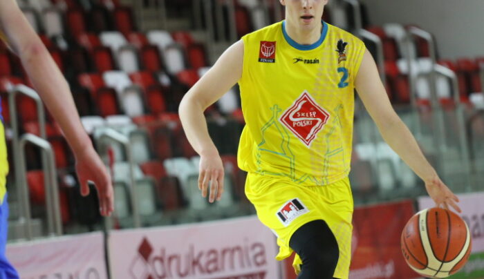 Gnieźnianie bez wiatru w żaglach nad morzem