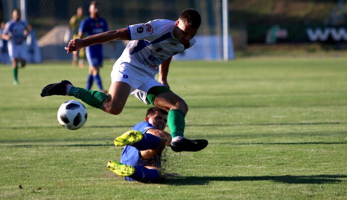 Hit kolejki nie dla Mieszka. Zimny prysznic i dwie czerwone kartki