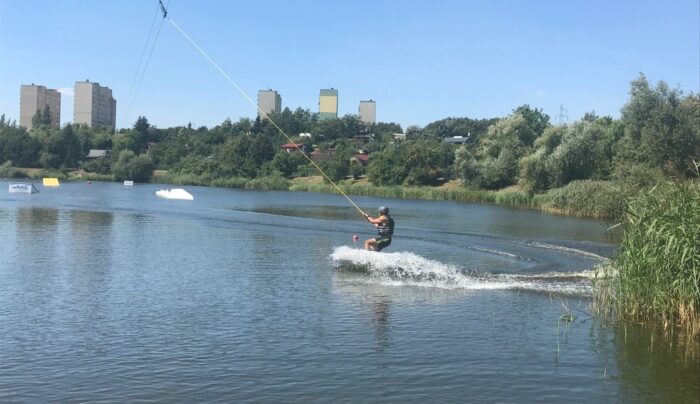 Lato na desce nad jeziorem Winiary
