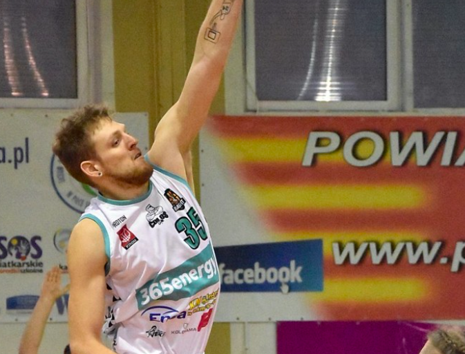 Kuba Małecki wzmacnia koszykarski MKK