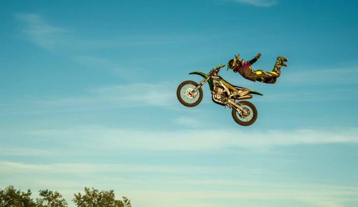 Raj dla miłośników adrenaliny. Motocykle będą szybować nad W25!