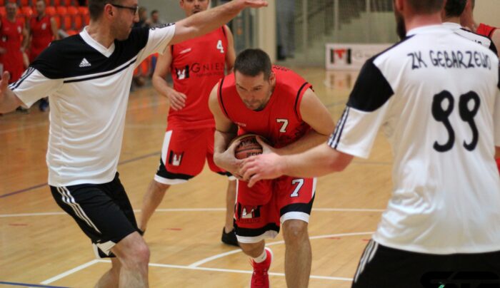 Ratusz z pucharem. O zwycięstwie zadecydowały ostatnie sekundy