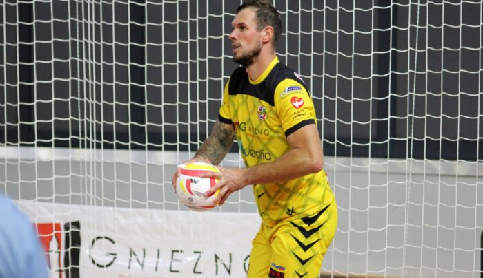 Ten faul mógł być fatalny w skutkach. Było podejrzenie złamania nosa!