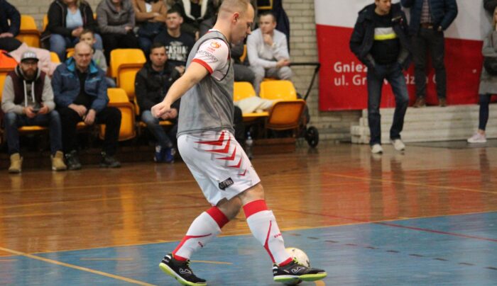 Blachy i śruby towarzyszą mu każdego dnia