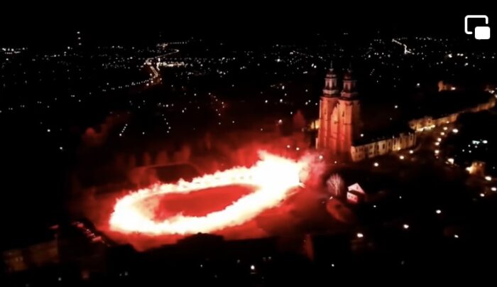 Wielkie racowisko kibiców Startu przed Katedrą