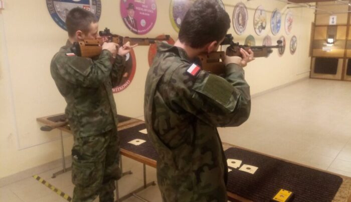 Maciej Zielenow triumfuje w strzeleckim wieloboju