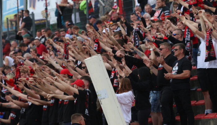 Uwaga klaun. Tak robi się w konia kibiców żużla