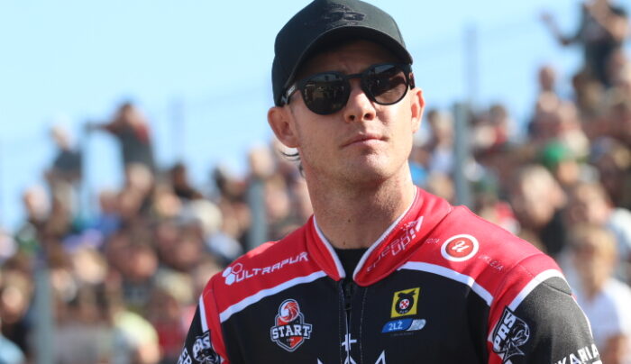 Nie wyleczony, a i tak robi show na torze